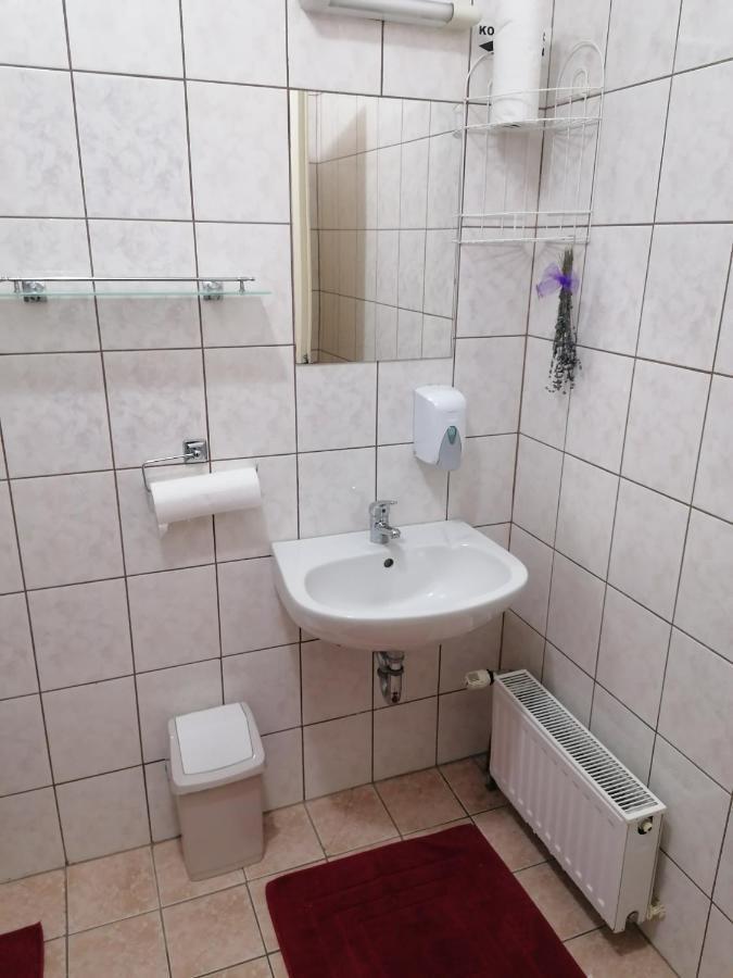 Centrum Etterem Es Panzio Hotel Oriszentpeter Ngoại thất bức ảnh