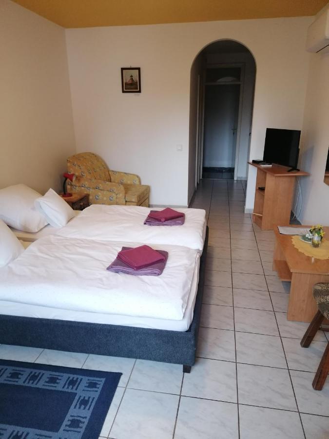 Centrum Etterem Es Panzio Hotel Oriszentpeter Ngoại thất bức ảnh